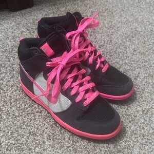 Women’s Nikes 6.5 never worn Stylish Black and Pink Women's Sneakers